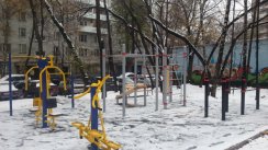 Площадка для воркаута в городе Москва №2562 Маленькая Современная фото